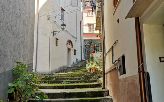 Vendesi Casa Monofamiliare Indipendente A Isnello (PA)