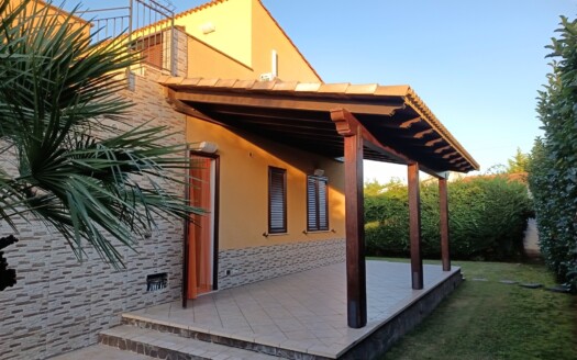 VENDESI Splendida Villa Unifamiliare a due passi dal Mare – Campofelice di Roccella(PA)